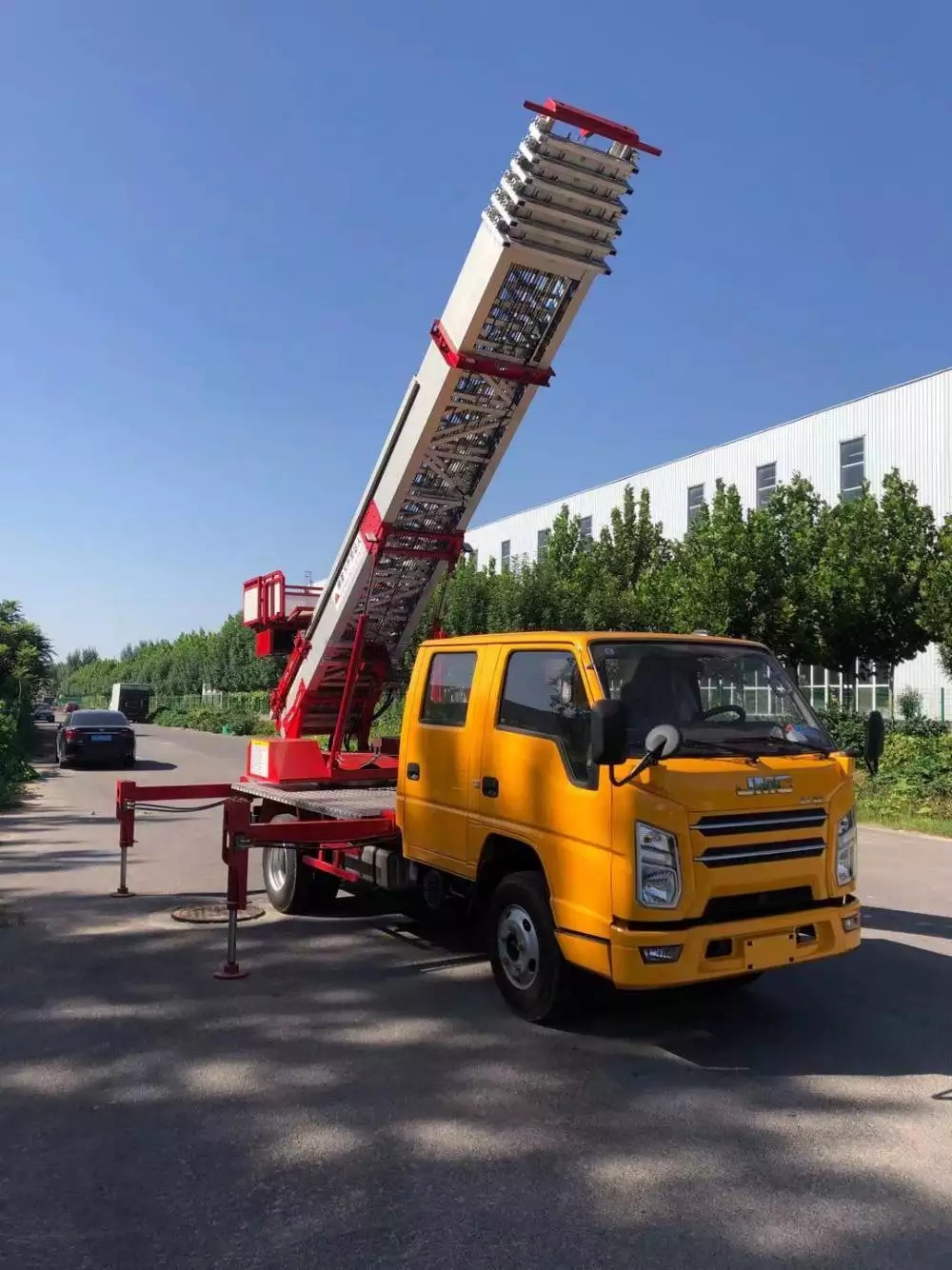 温州鹿城附近的云梯车出租服务：轻松解决高空作业需求